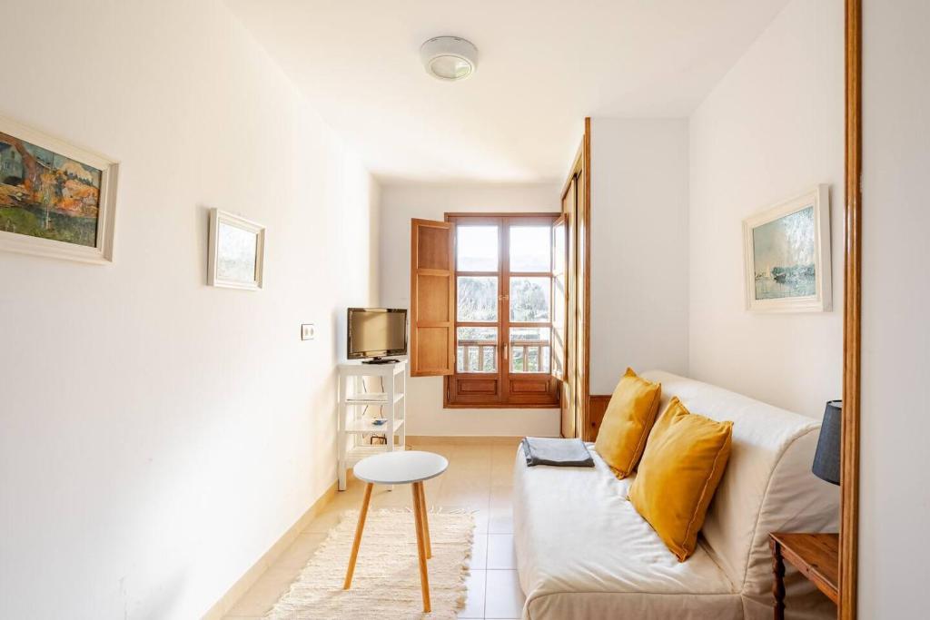 una sala de estar con un sofá y una mesa en Celada Una casina con encanto, en Celorio