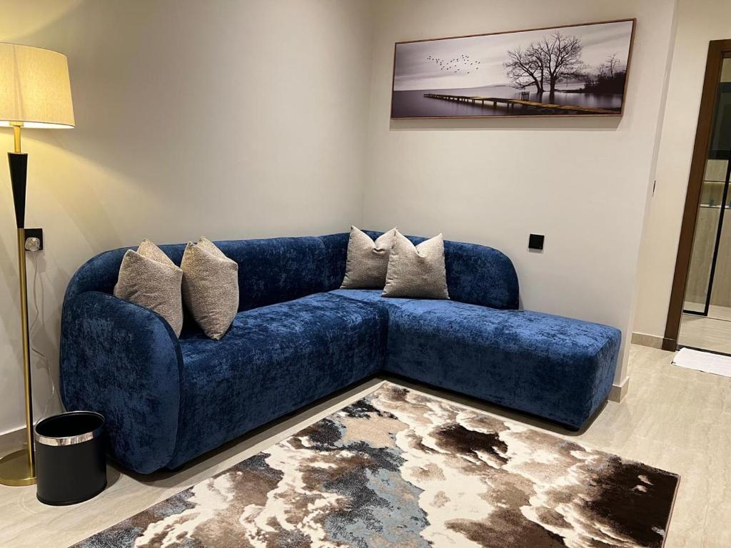a blue couch sitting in a living room at جده شارع صاري in Jeddah
