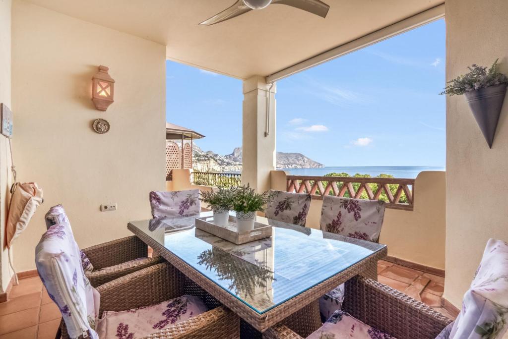 een eetkamer met een glazen tafel en stoelen bij Gadea Vistas in Caserío Capnegret