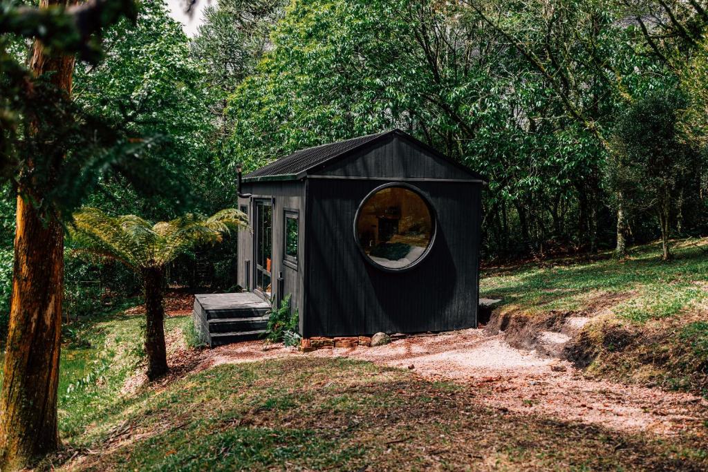 ein verdunkeltes Haus mit einem Spiegel darin in der Unterkunft Cabana Fora in São Francisco de Paula