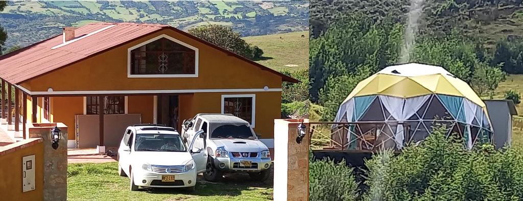 a couple of cars parked in front of a house at Altos de Quiluva in Suesca