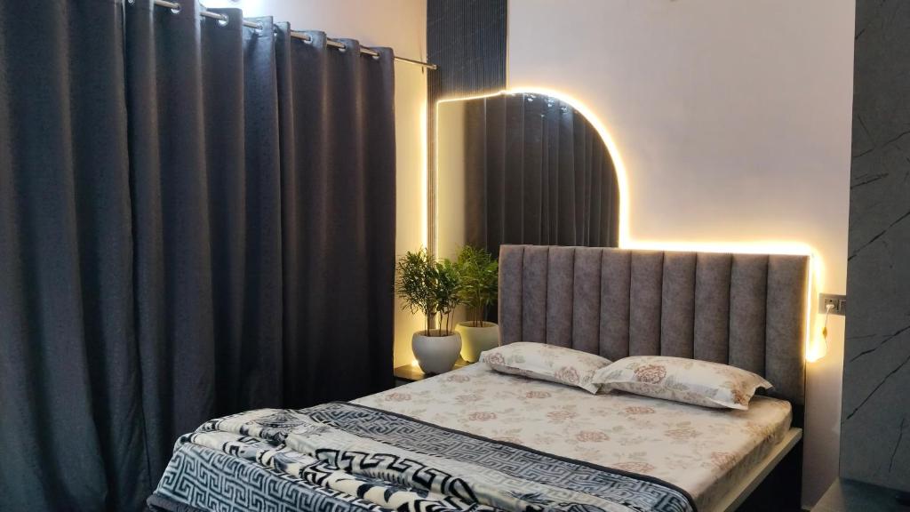 En eller flere senge i et værelse på Anand stay