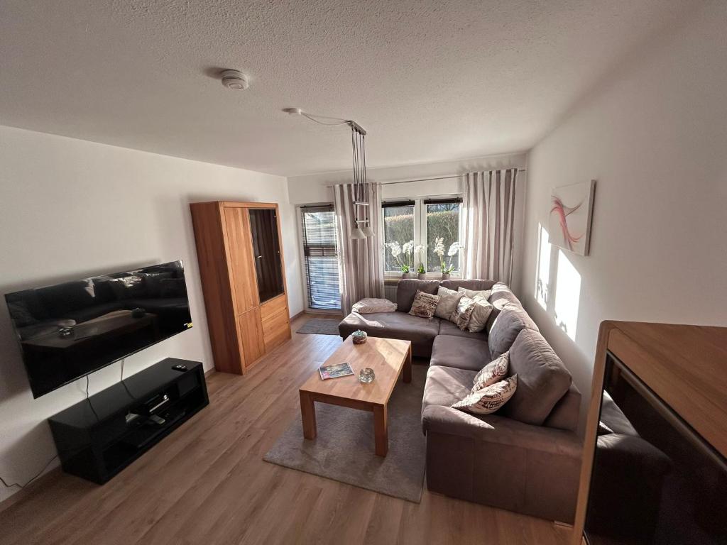 拜罗伊特Wagner`s Apartment Bayreuth FeWo的客厅里有一张沙发和一张咖啡桌。