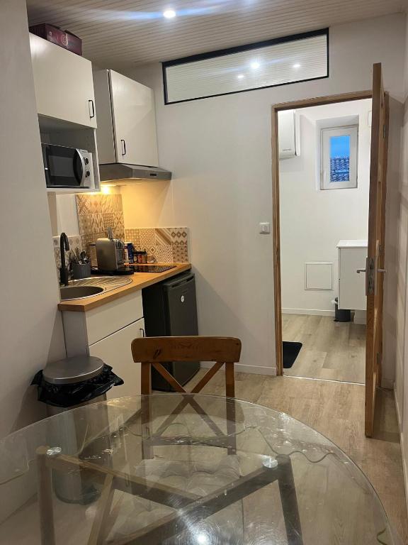 Kuchyň nebo kuchyňský kout v ubytování Raphaël