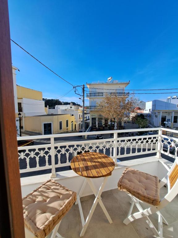 un balcone con due sedie e un tavolo di Downtown Apartment Platanos a Panteli