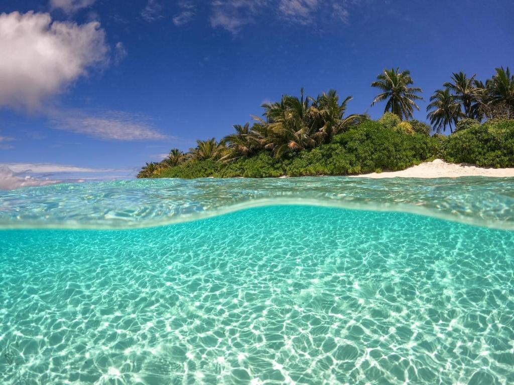 een eiland in de oceaan met turquoise water bij Sosun View Private Villa in Thoddoo