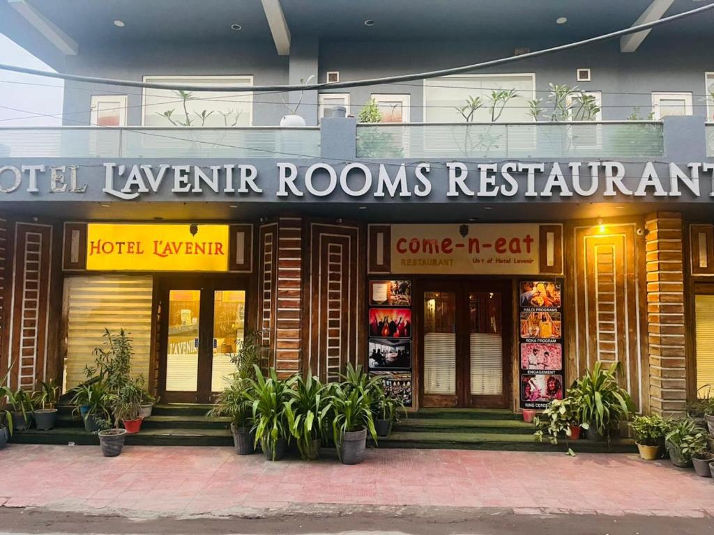 een gebouw met een bord waarop staat: hotel hawker rooms restaurant bij Hotel LAVENIR in Rohtak