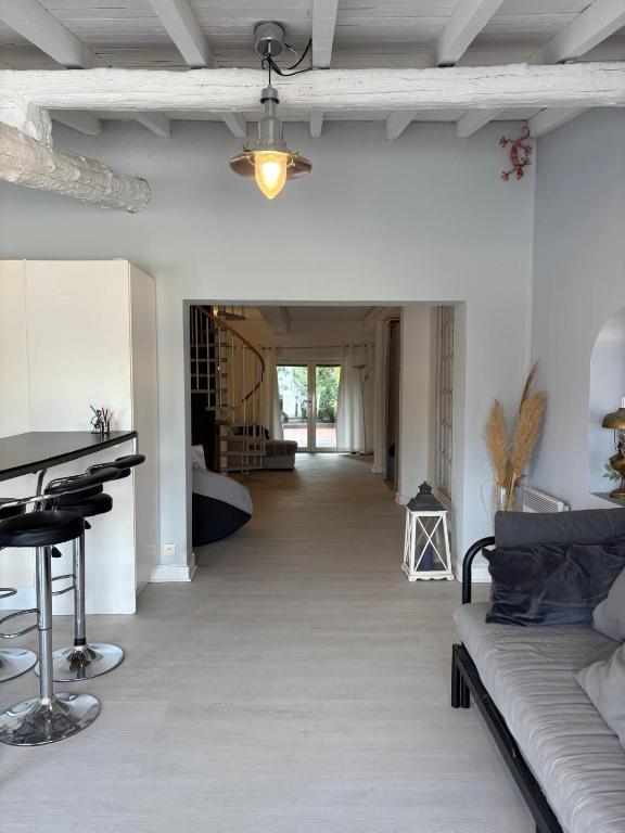 a living room with a couch and a piano at Le Gite de Fanny in Saintes-Maries-de-la-Mer