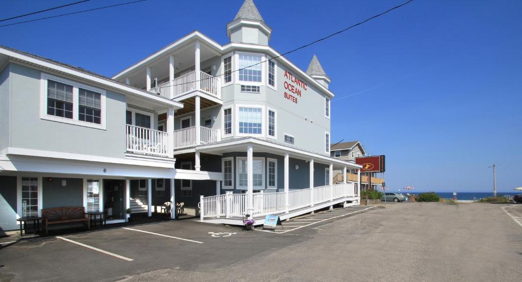 een groot wit gebouw met een parkeerplaats bij Atlantic Ocean Suites in Old Orchard Beach