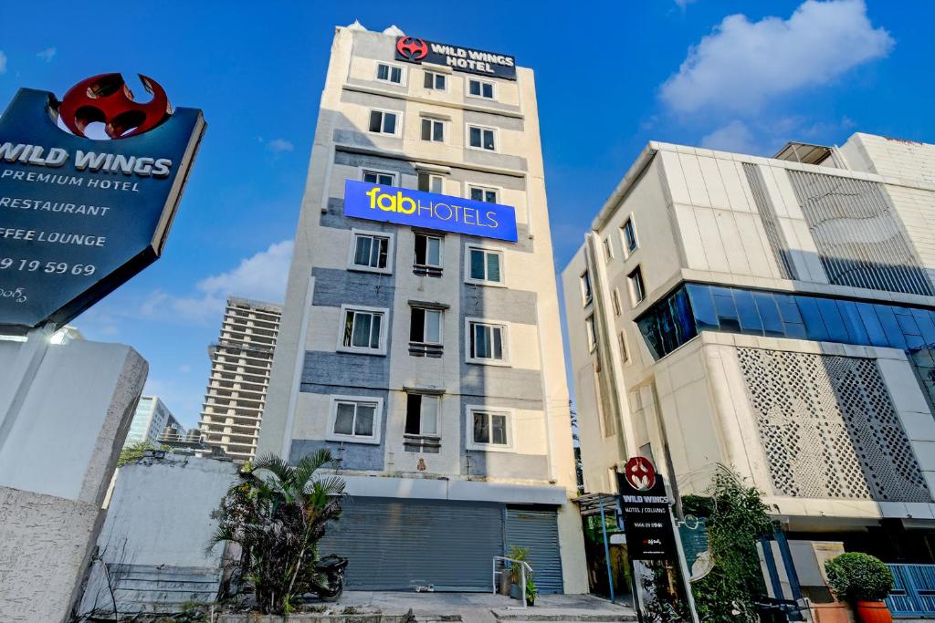 ein Gebäude mit einem Schild an der Seite in der Unterkunft FabHotel Wild Wings Gachibowli in Hyderabad