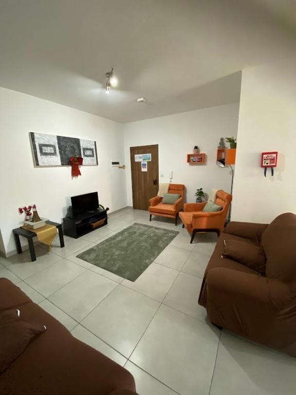 Luqa Apartment - 5 mins from Airport - 18