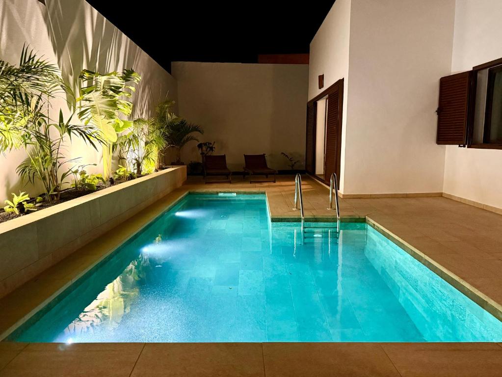 una piscina con acqua blu e piante di CuevaBlanca a Güime