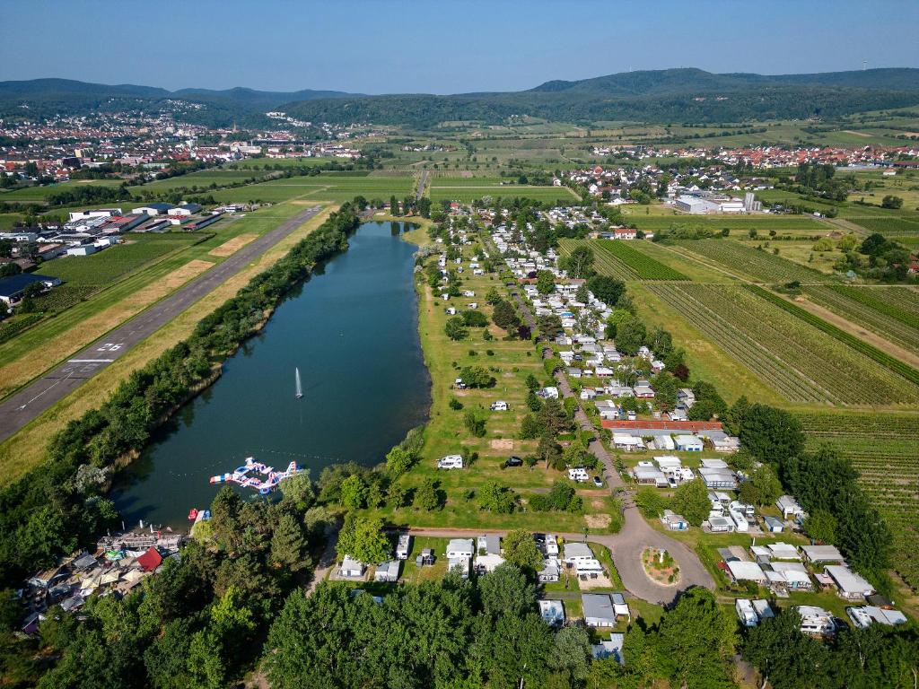 einen Luftblick auf einen Park neben einem Fluss in der Unterkunft KNAUS Campingpark Bad Dürkheim in Bad Dürkheim