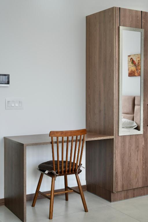 a wooden desk with a chair and a mirror at Seis Residences in Quito