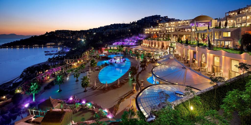uma vista aérea de um resort com uma piscina à noite em Sianji Well-Being Resort em Turgutreis