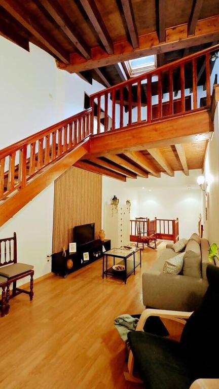 un soggiorno con soppalco con scala di La Ayalguina, Selnatur a Mestas de Con
