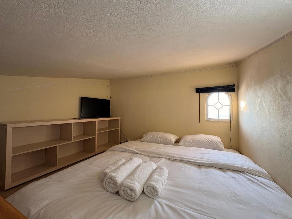 une chambre avec un lit avec des serviettes dessus dans l'établissement Villa Emara, à Mángana