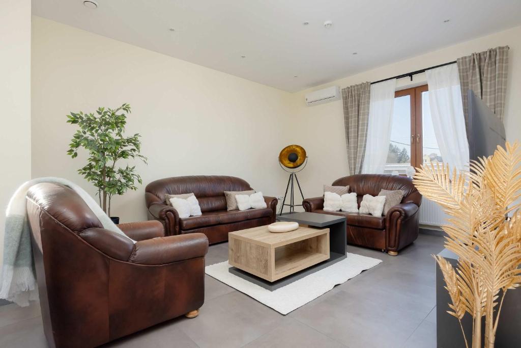 Posezení v ubytování Spacious 3-bedroom House with the Excellent Location Near the Airport by Noclegi Renters