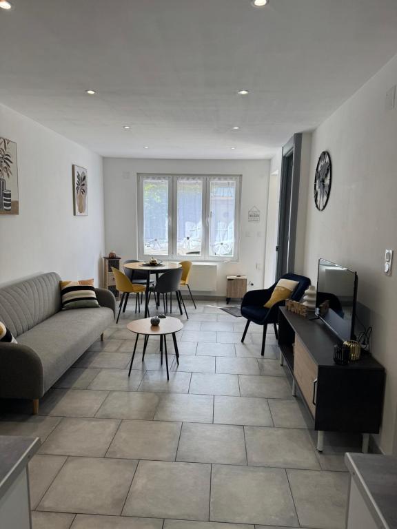 un salon avec un canapé et une table dans l'établissement Gîte des Prés, à Revin