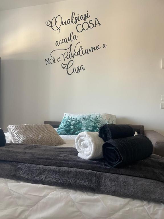 een slaapkamer met een bed met de woorden op de muur bij Treviso Home Chic in Treviso