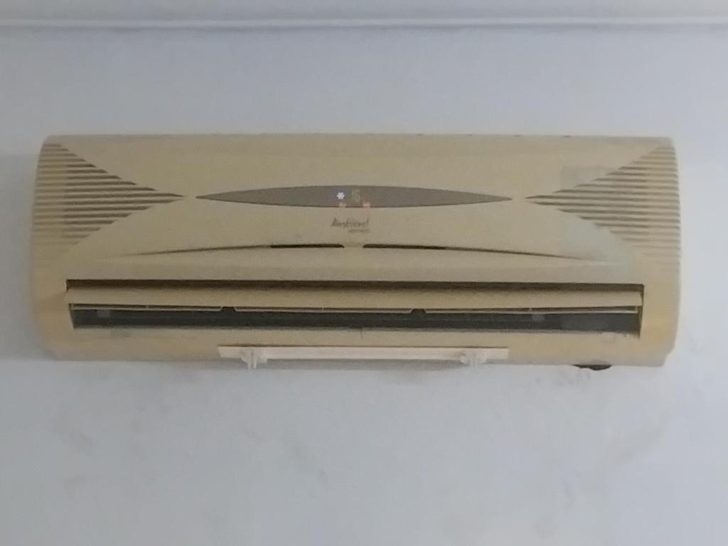 una luce sul soffitto in una stanza con una parete bianca di Nova Casa Studio Mega - Qto1 c Ar - 3 Vagas Garagem - Esp Térreo Priv - WiFi 300 Megas - Home Office a 200 mts Praia da Pompéia a Santos