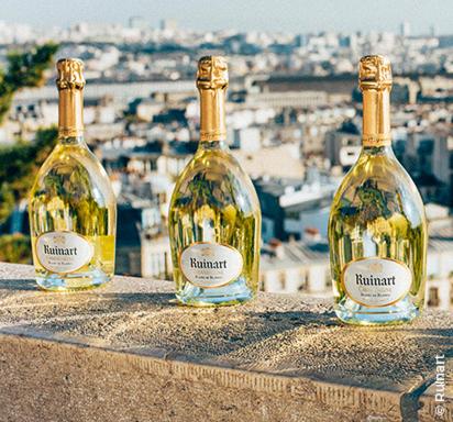 trois bouteilles de vin posées sur le toit d'un bâtiment dans l'établissement Jacuzzi privé, Sauna & Design Chic, à Reims