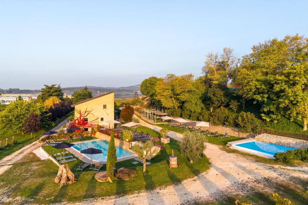 een luchtfoto van een villa met zwembad bij Agriturismo Corte Patrizia in Caprino Veronese
