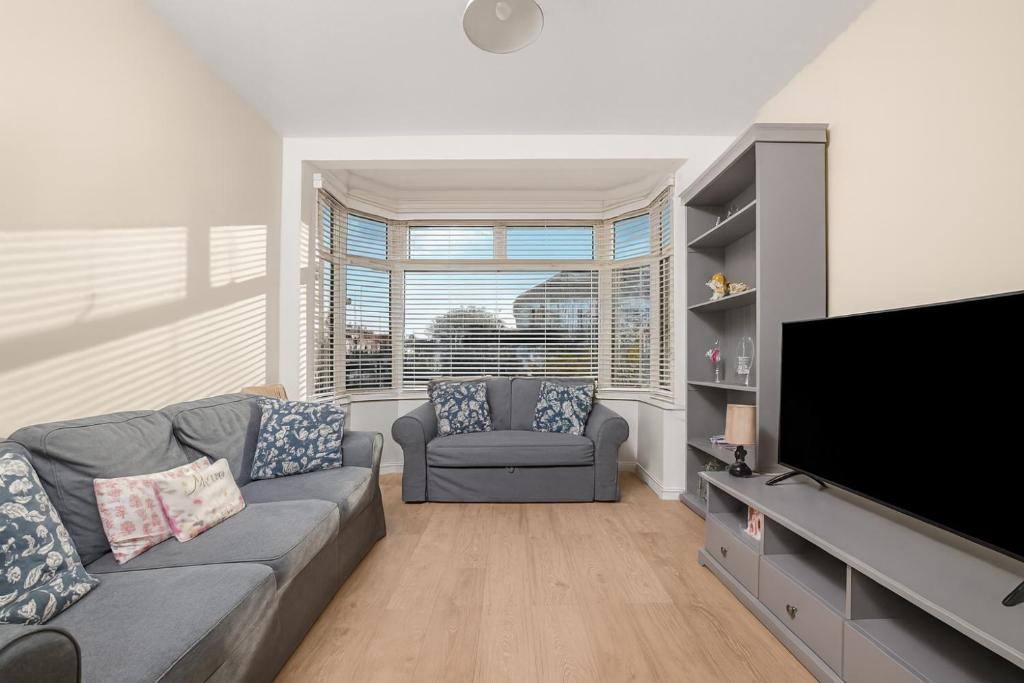 TV a/nebo společenská místnost v ubytování Driveway Spacious 3 Bedroom Home in Greenford