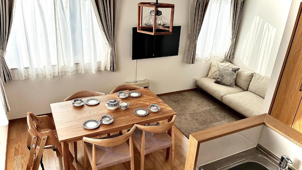 松本Sa one ko松本的带木桌和沙发的客厅