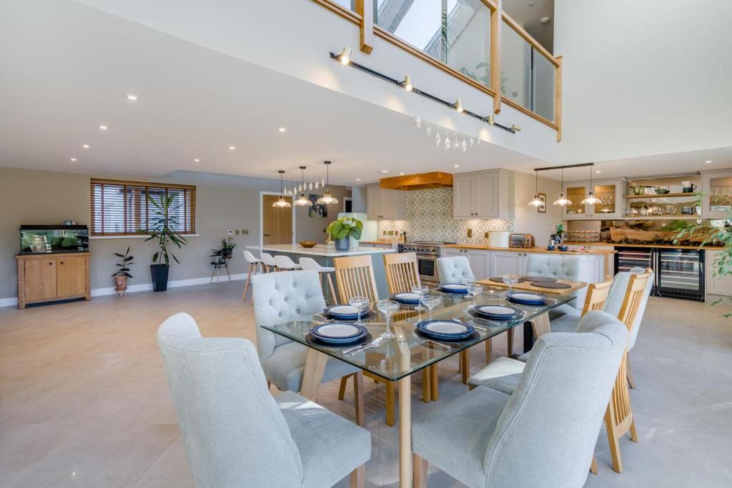 een eetkamer en keuken met een tafel en stoelen bij 5 Bed in Spean Bridge oc-t34246 in Spean Bridge