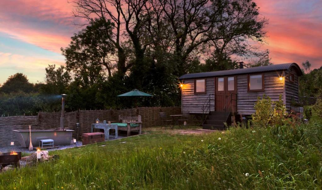 een klein huisje in een tuin met een tafel bij 1 Bed in Masbury oc-l32718 in Oakhill