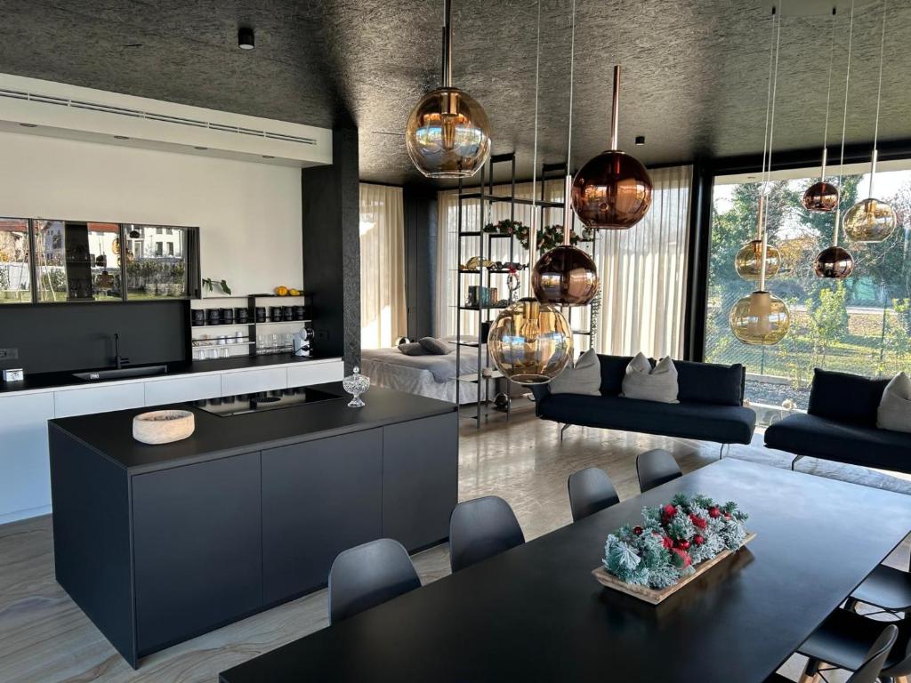uma cozinha e sala de estar com mesa e cadeiras em Rosso di sera em Thiene