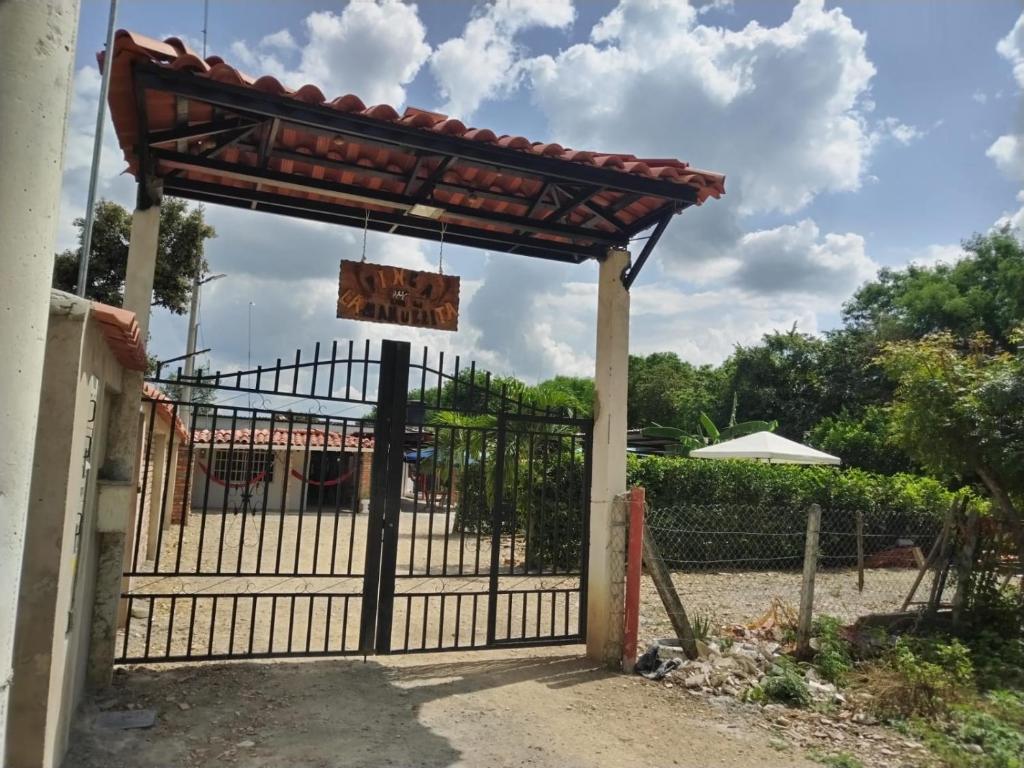een ingang naar een hek met een hek bij Finca vacacional la manuelita in Girardot