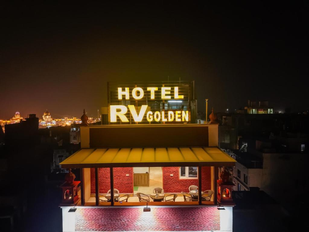 een Hotel Royale-bord bovenop een gebouw bij HOTEL RV GOLDEN 50 MTR FROM Golden temple in Amritsar