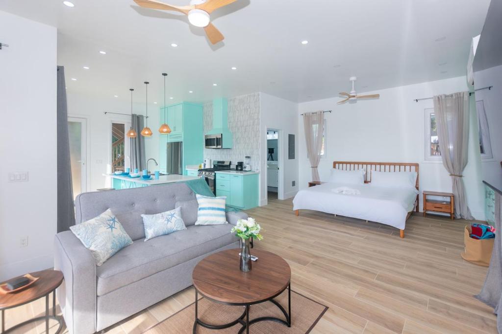 uma sala de estar com um sofá e uma cama em West Ends Best Kept Secret The Comfy Sloth em West End