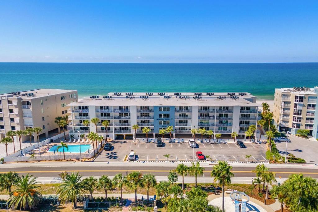 Una vista aérea de un hotel y el océano. en Beach Oasis - Holiday Special! Beachside Condo with Heated Pool!, en Clearwater Beach