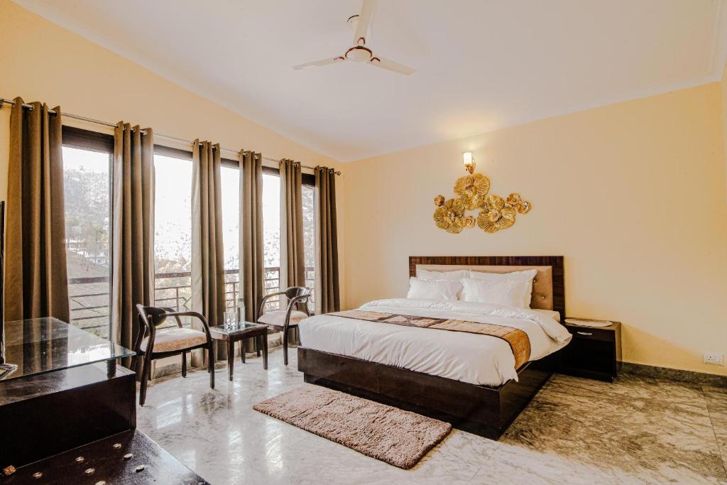 En eller flere senge i et værelse på Exotic Stays I 3 Bedroom Villa With Open Air Lawn & BBQ l Bonfire l Kasauli