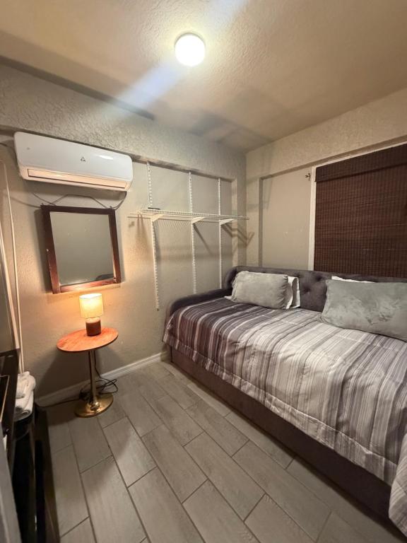 Giường trong phòng chung tại Cozy studio