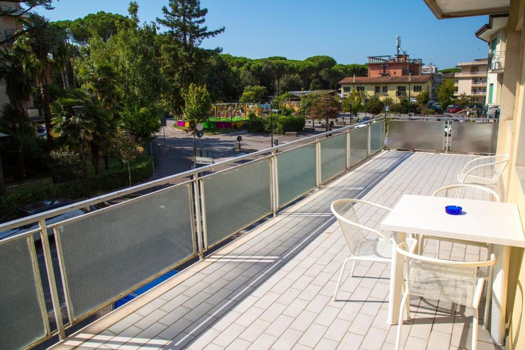 balcón con mesa y sillas y vistas a la calle en Central apartment at 250mt from the sea, en Eraclea Mare