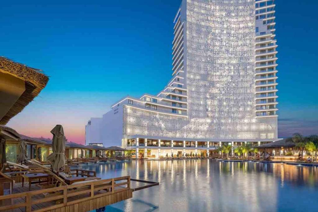 Una representación de un hotel con un gran edificio. en Grand Sappfıre e4, en Lárnaca