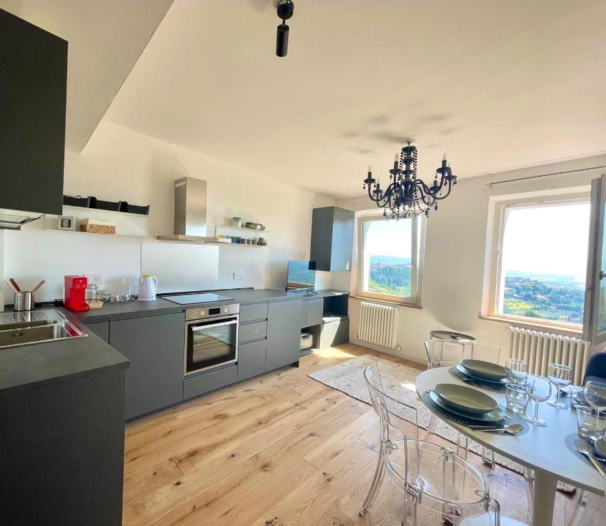 een keuken met een tafel en stoelen in een kamer bij PG Magic View - City Center in Perugia