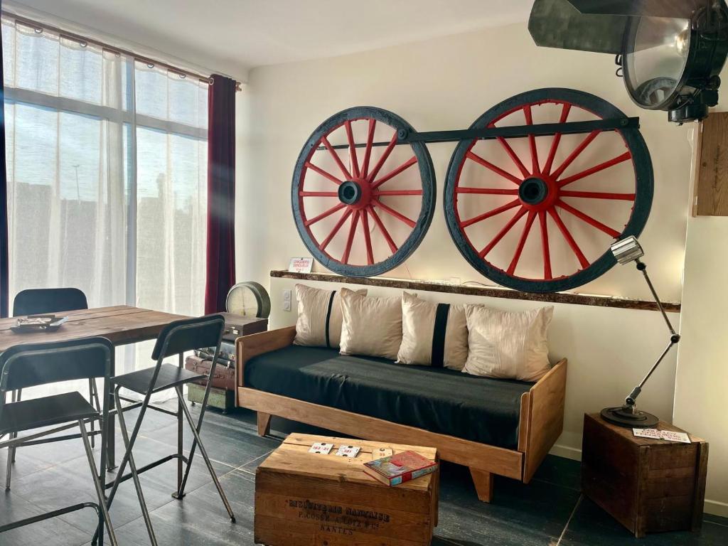 ナントにあるExclusivité - La Maison à Vapeurの壁に2つの大きな車輪が付いたリビングルーム