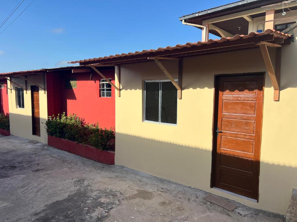 uma fila de casas coloridas numa rua em Residencial Silvas AP 02 em Macapá