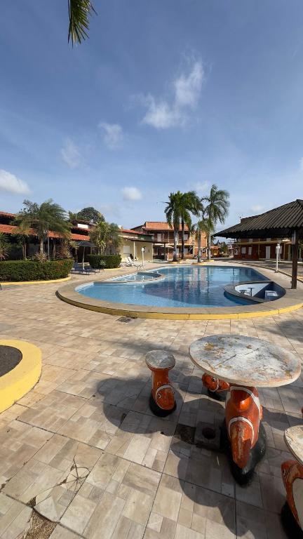 a large swimming pool with a table in a courtyard at NLC locações BonsVentos in Barreirinhas