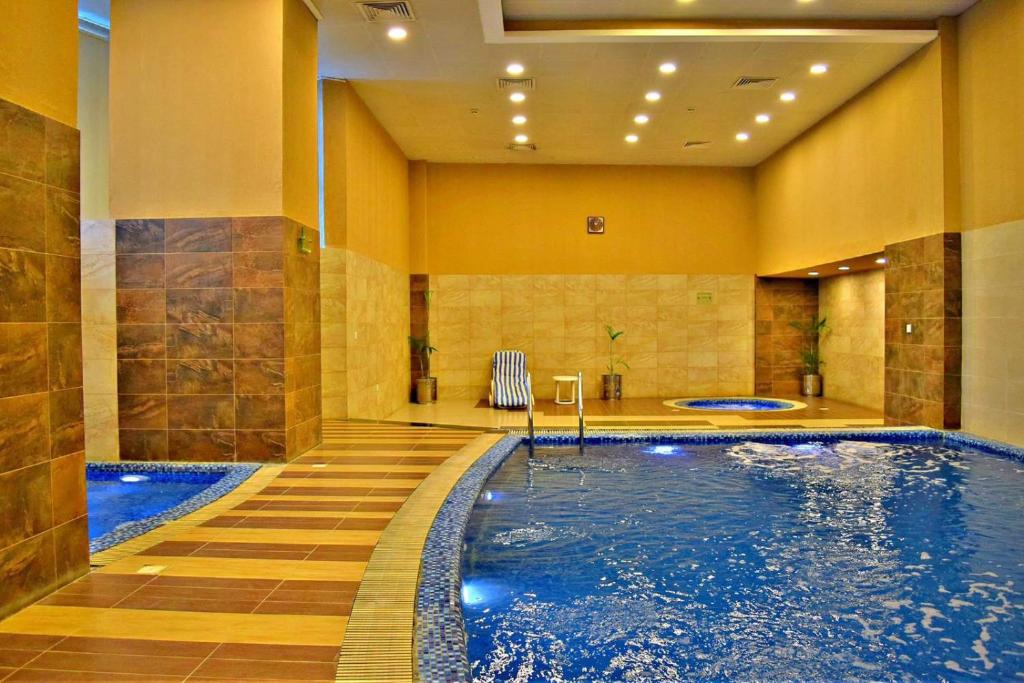 Swimmingpoolen hos eller tæt på Luxury Studio & 2 Bed Apartments at Centaurus Mall, Islamabad with Margalla Views
