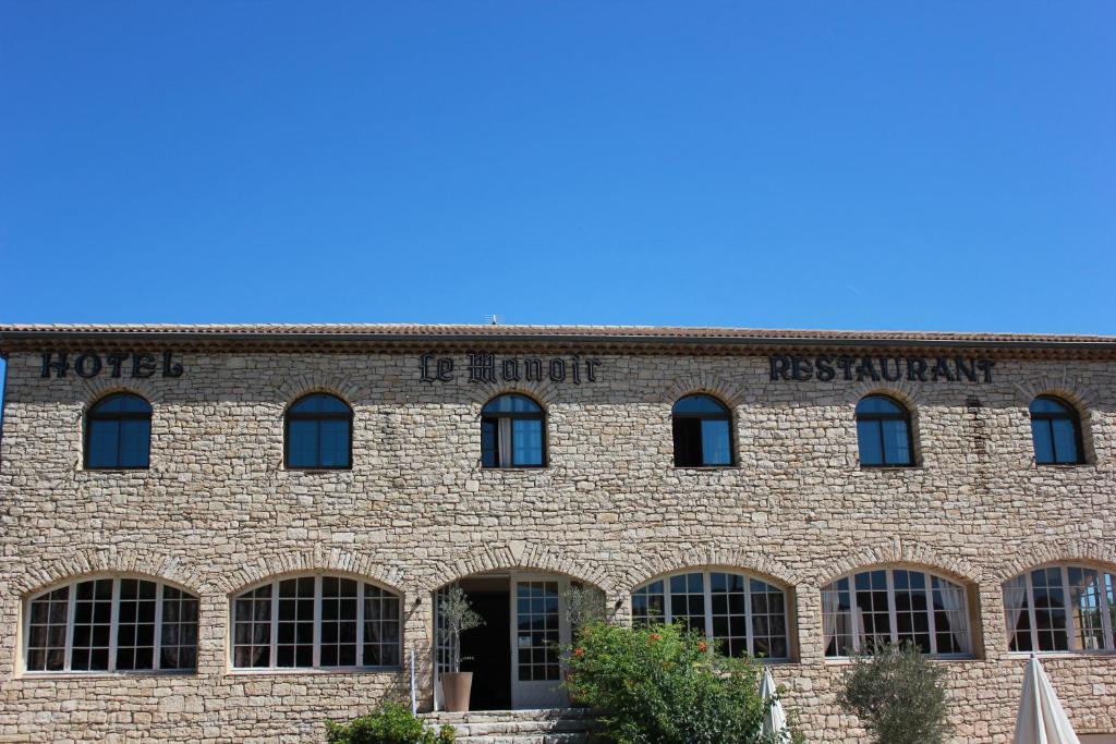 un edificio de ladrillo con las palabras institución de acogida en él en Logis Hôtel Le Manoir & Lounge, en Apt