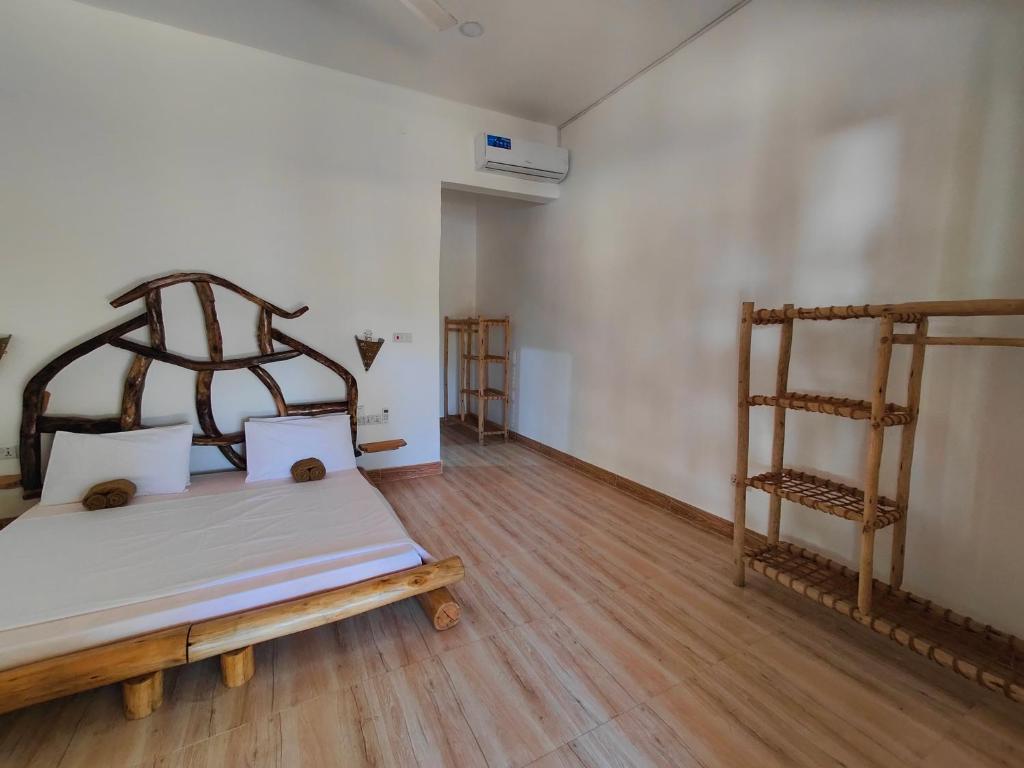 Giường trong phòng chung tại Cholobandas