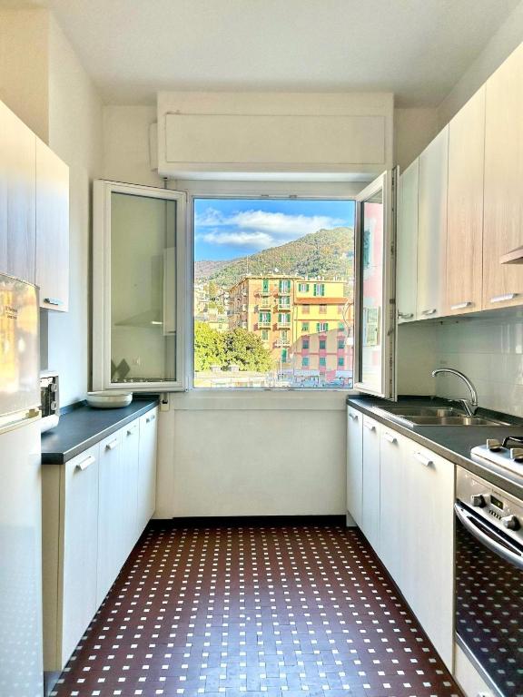 cocina con ventana grande con vistas en Il Mughetto, en Rapallo