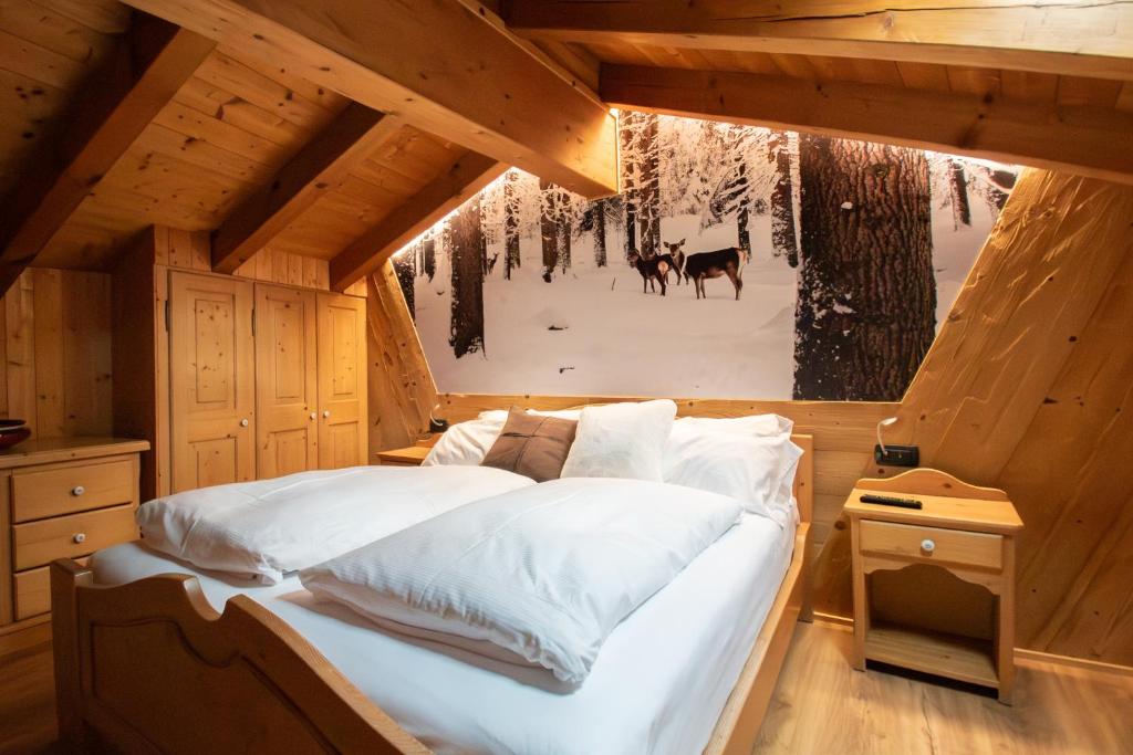 Giường trong phòng chung tại Kaiserkrone Chalet & Spa