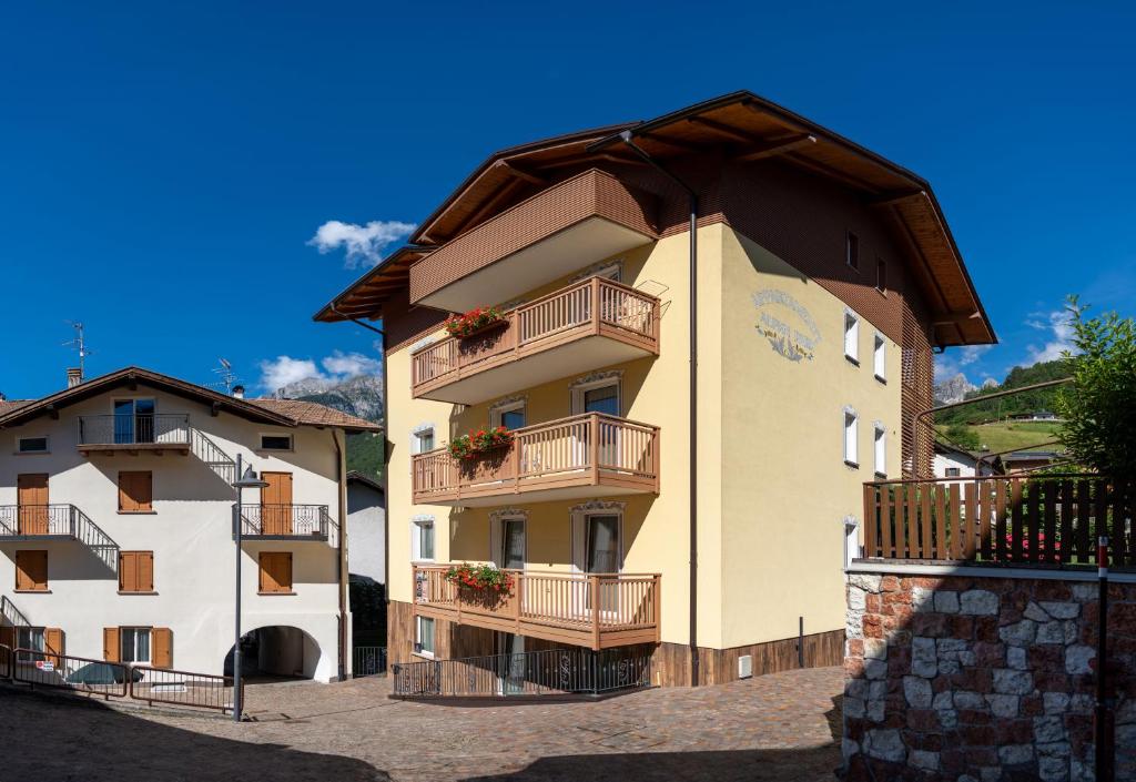 un edificio con balconi sui lati di Appartamento Alpen Molveno a Molveno